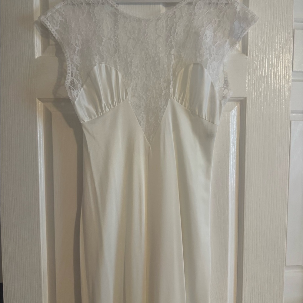 1970’s Elegant White Lace Cap-Sleeve Slip